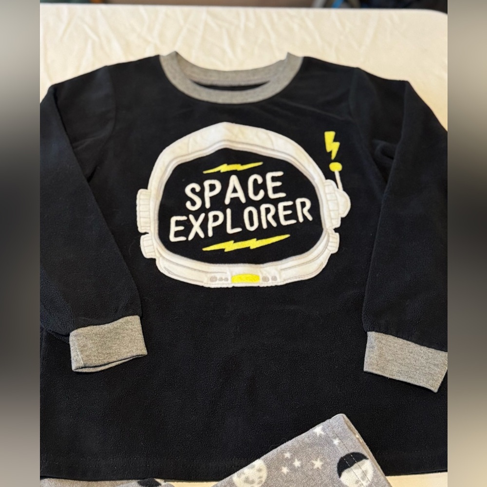🟢 2/$15 Carter’s Fleece Space Pajamas, size 8 - Picture 2 of 5
